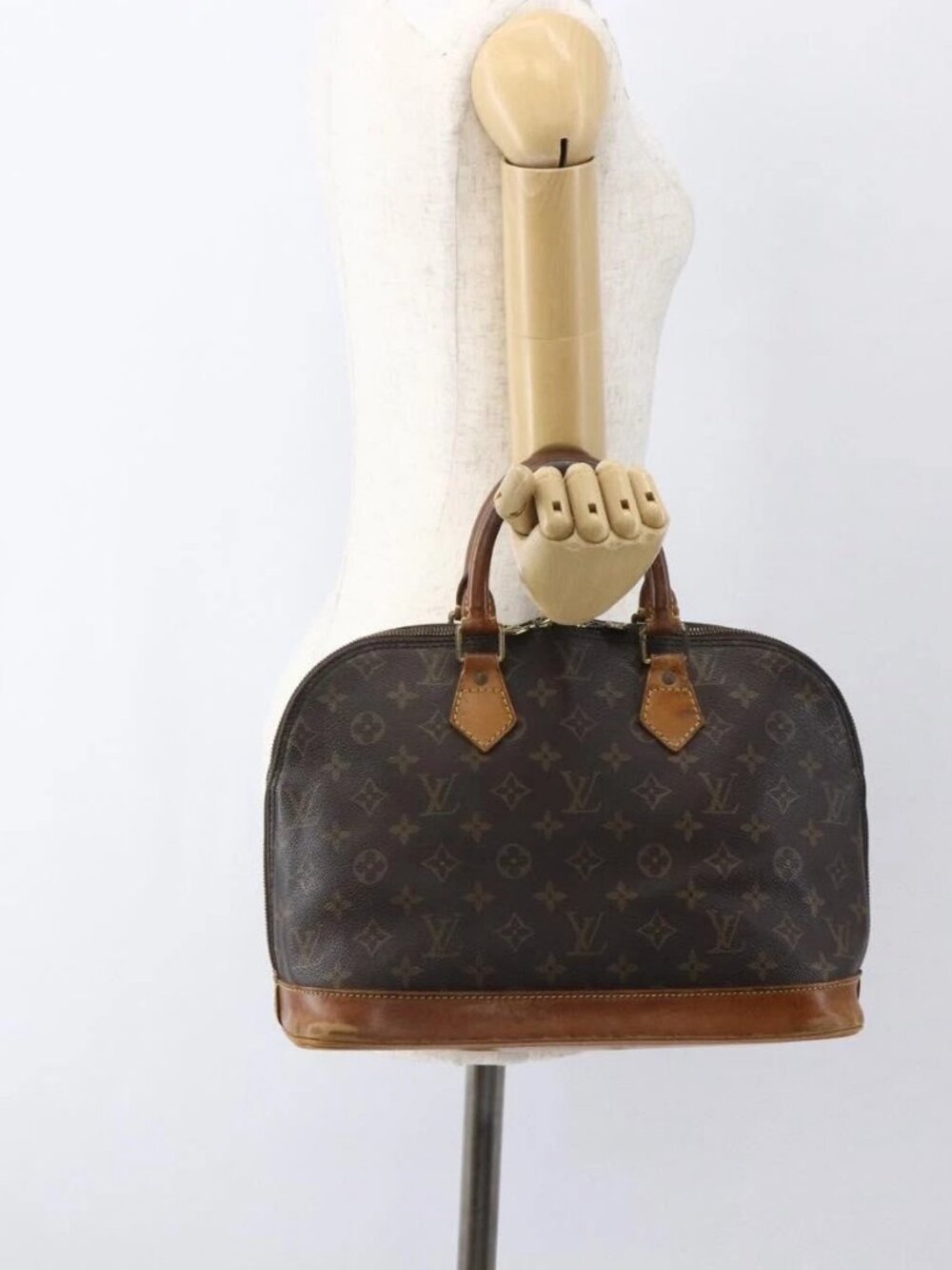 LOUIS VUITTON Monogram Alma Hand Bag
